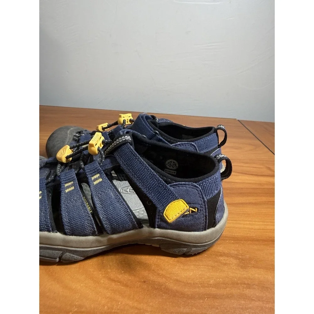 Keen Big Kids Newport H2 Youth Size 2 Cap Toe Water Sandal Shoes Blue Hiking